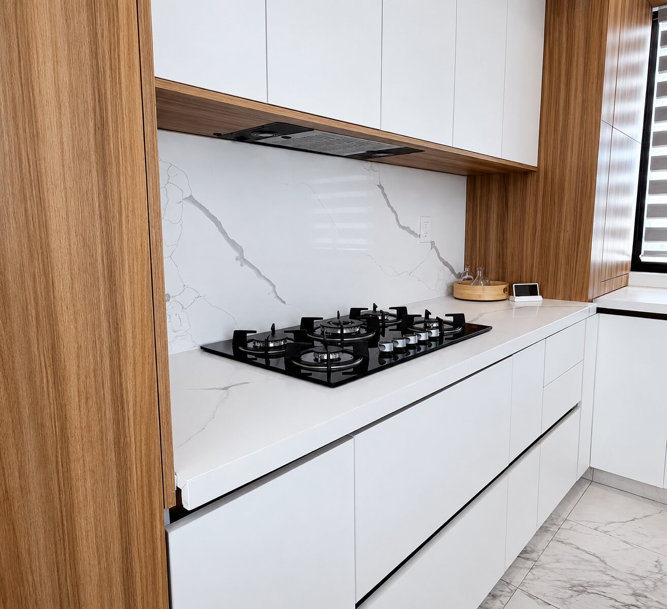 Diseño Japandi que combina calidez y funcionalidad. Melamina Ámbar de Arauco, Super Mate Blanco y cuarzo Calacatta en una cocina familiar sofisticada y atemporal.